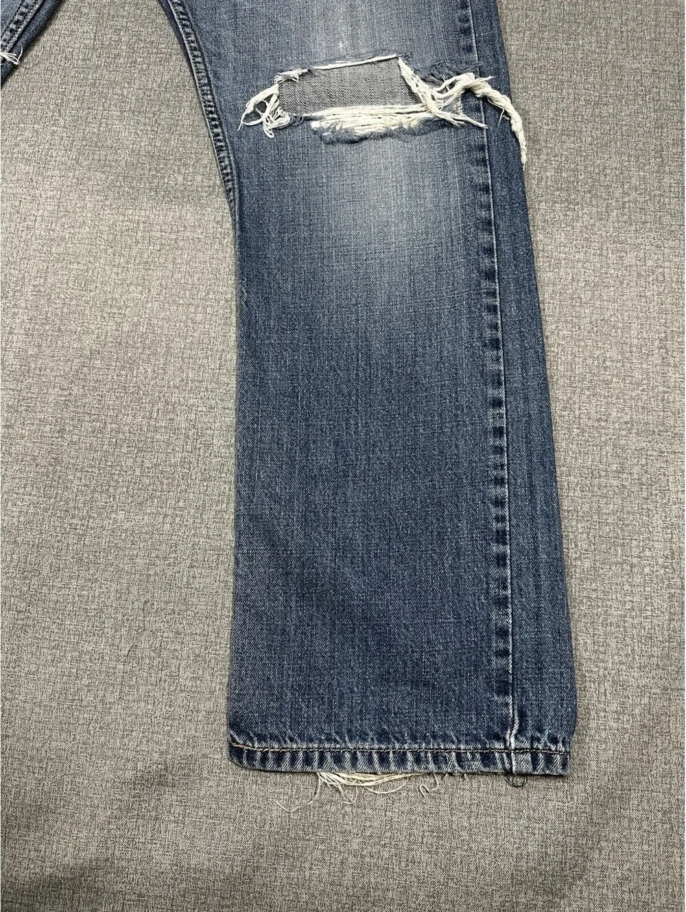 Levi’s 514 Slim Straight Jeans Men’s 34x28 Blue Distressed Knee Cotton Denim